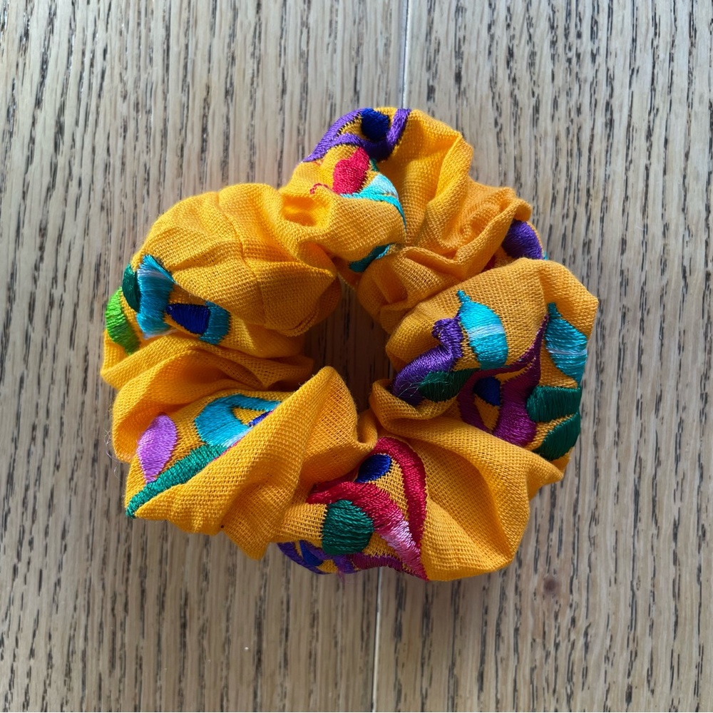 Scrunchie Embroidered - NEW - Picture 3 of 3